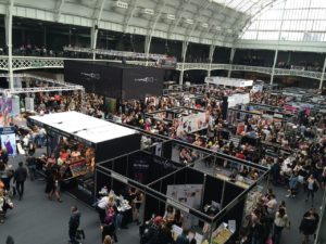 Set up a trade show ipad kiosk to collect customer data - OnSpot Social